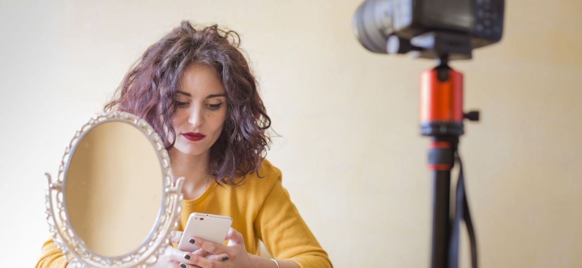 brunette-blogger-doing-her-make-up (1)