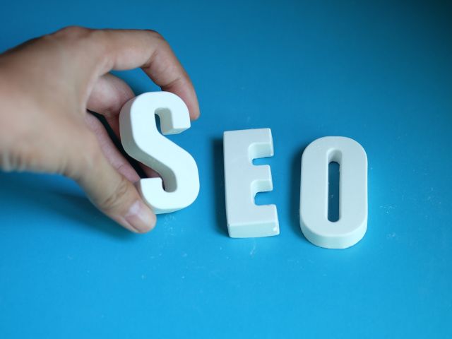 hand-arrange-white-letters-as-seo